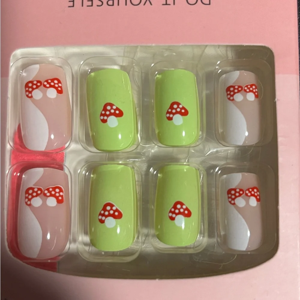 🎁Press-On Nails Green and Cream with Mushroom Design - Picture 2 of 2